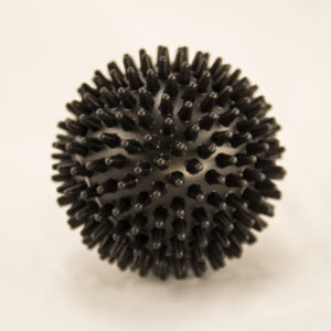Kõva nagadega massaažipall Spike - 8,5 cm